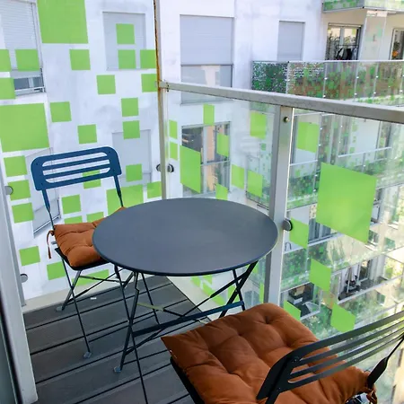 Grand Deux Pieces Moderne Avec Balcon A Courbevoie